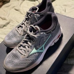 EUC women’s Mizuno running shoes, size 8
